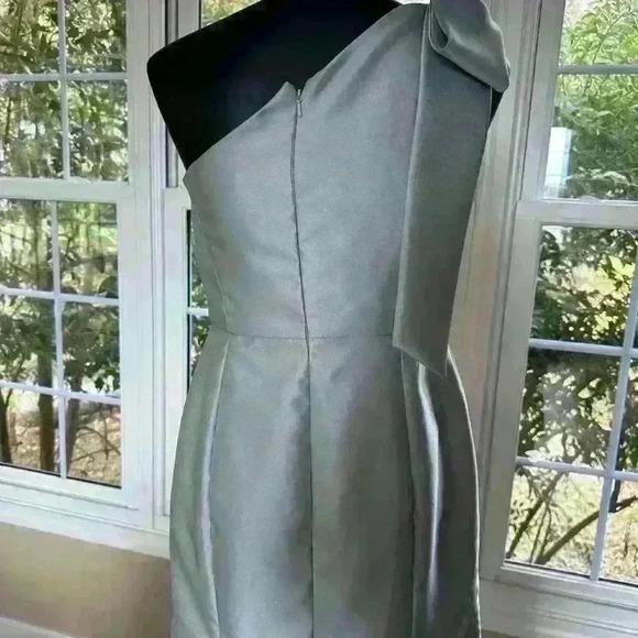 🔥🔥Alfred Sung Evening Gown in Willow Green - Picture 7 of 11